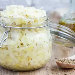 Surówka z kiszonej kapusty - prosty przepis krok po kroku na smaczną surówkę