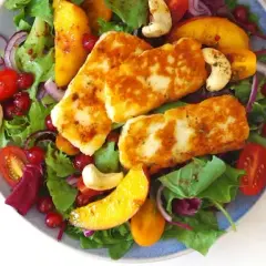 Sałatka z halloumi i gruszką - zdrowa i sycąca opcja na lunch