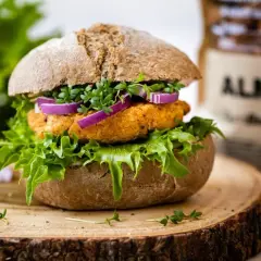 Wege burger – ile kalorii kryje się w tej zdrowej alternatywie?