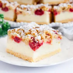 Ciasto z malinami: Połączenie kruchego ciasta z malinami i budyniem
