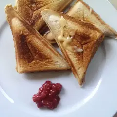 Ile kalorii ma jeden tost z serem i szynką? Sprawdź, co wpływa na kaloryczność