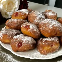 Pączki z jogurtu: przepis na puszyste słodkości w 15 min!