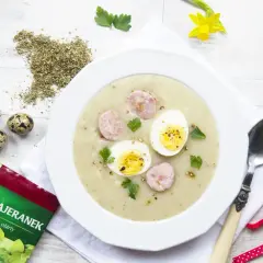 Kalorie białego barszczu z jajkiem i kiełbasą. Zaskakujący rachunek zdrowotny!