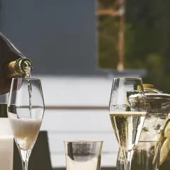 Ile kalorii ma butelka wina? Zaskakujące fakty o kaloriach w winie