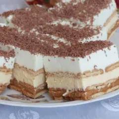 Ciasto bez pieczenia z herbatnikami - przepis na pyszny deser