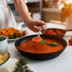 Zupy na bazie oliwy i pomidorów – nie tylko klasyczne pomidorowe smaki