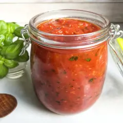 Szybki sos pomidorowy z koncentratu - przepis na aromatyczny dodatek do dań