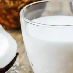 Ile kcal ma mleko kokosowe? Sprawdź, czy warto je pić
