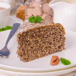 Jak upiec wilgotne ciasto z makiem i jabłkami? Sprawdzony przepis
