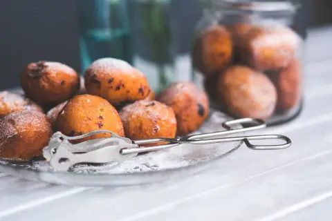 Pączki bez glutenu: Puszyste jak chmurka? Przepis i gdzie kupić!