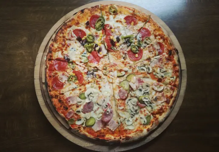 Ile kalorii ma domowa pizza? Odkryj, jak zmniejszyć ich ilość