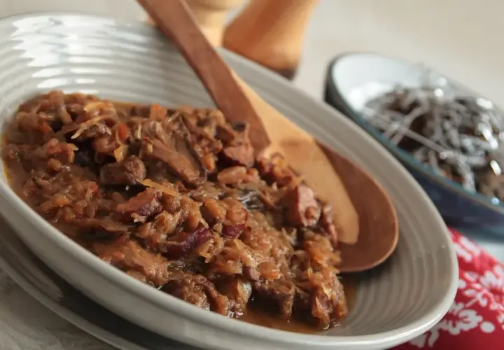 Jak długo gotować bigos? Ile gotujemy bigosa? Nasz przepis na tradycyjny bigos krok po kroku
