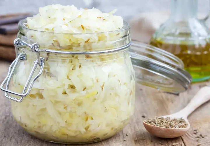 Surówka z kiszonej kapusty - prosty przepis krok po kroku na smaczną surówkę