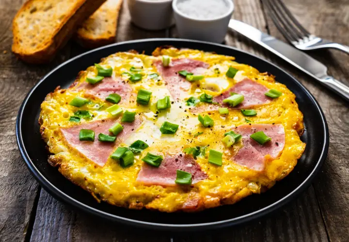 Zdrowy omlet: Puszysty przepis na szybkie śniadanie/kolację