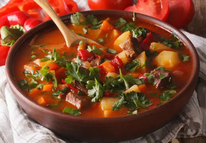 Najlepszy przepis na zupę gulaszową - prosty i smaczny!