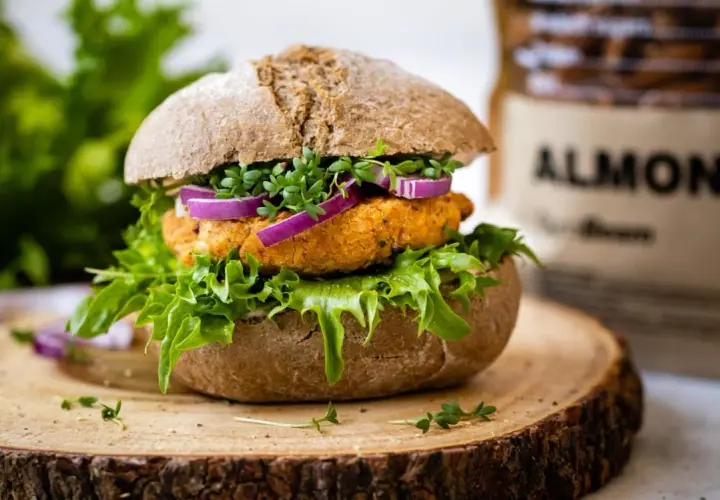 Wege burger – ile kalorii kryje się w tej zdrowej alternatywie?