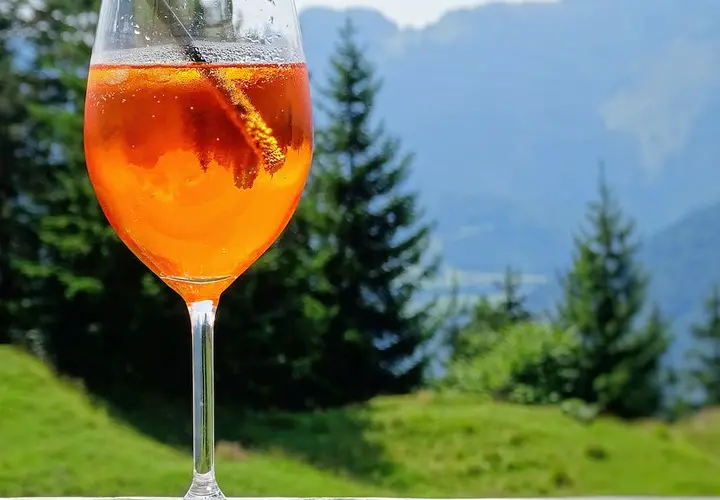 Aperol spritz - przepis na kultowy włoski drink z Aperolu, proste proporcje