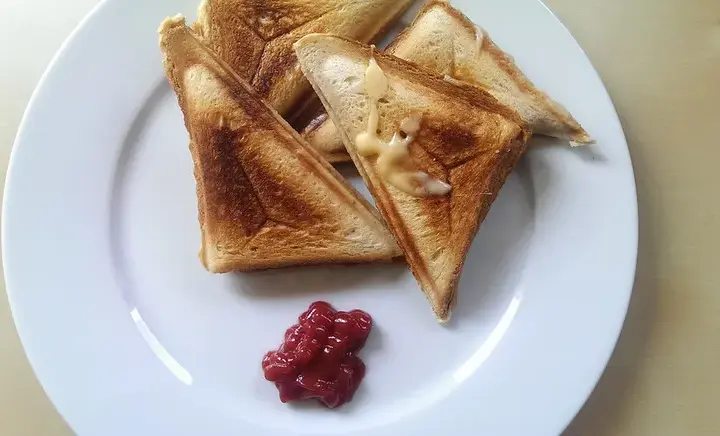 Ile kalorii ma jeden tost z serem i szynką? Sprawdź, co wpływa na kaloryczność
