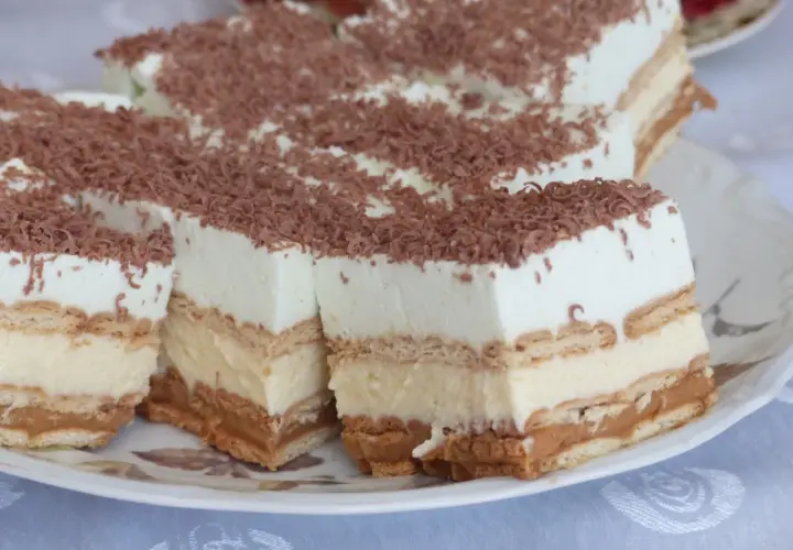 Ciasto bez pieczenia z herbatnikami - przepis na pyszny deser