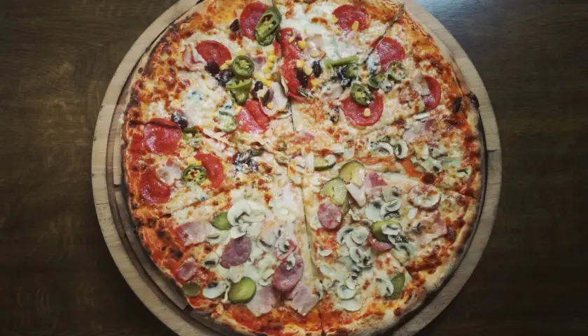Ile kalorii ma domowa pizza? Odkryj, jak zmniejszyć ich ilość