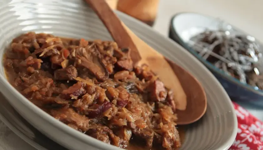 Jak długo gotować bigos? Ile gotujemy bigosa? Nasz przepis na tradycyjny bigos krok po kroku