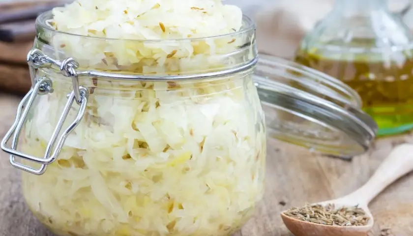 Surówka z kiszonej kapusty - prosty przepis krok po kroku na smaczną surówkę