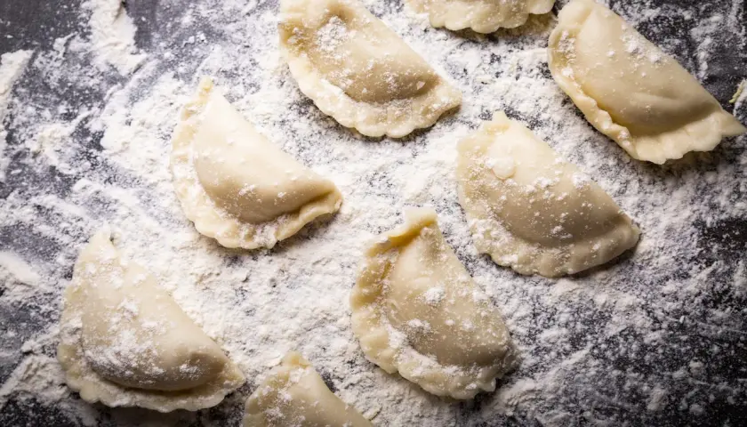 Jaki typ mąki na pierogi zapewni idealną konsystencję ciasta?