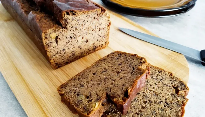 Bezglutenowy chlebek bananowy: przepis na wilgotny wypiek bez zakalca