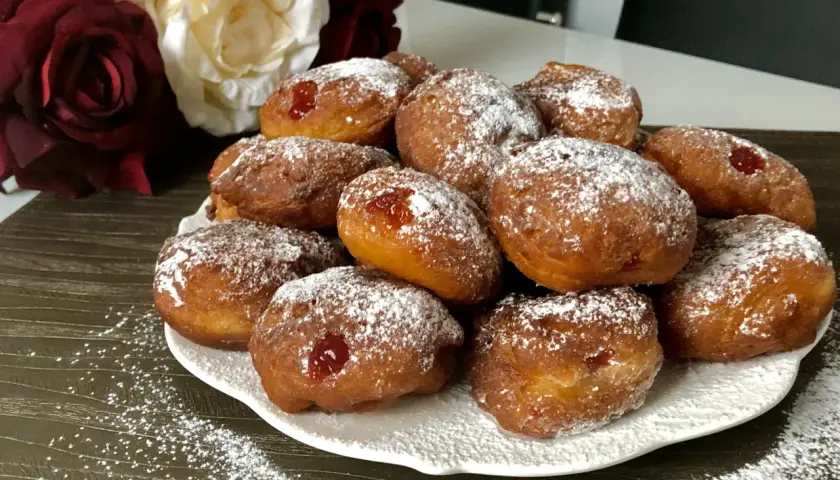 Pączki z jogurtu: przepis na puszyste słodkości w 15 min!
