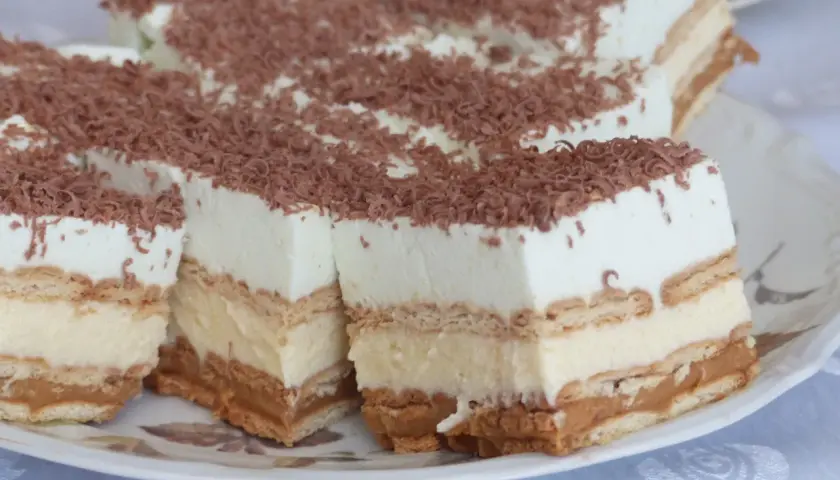 Ciasto bez pieczenia z herbatnikami - przepis na pyszny deser