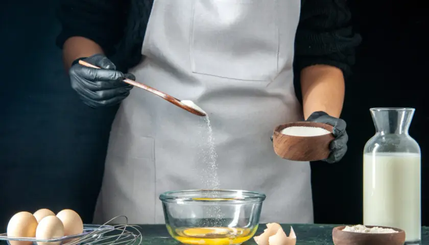 Jak odmierzyć 80g cukru łyżką? Twój kuchenny ratunek bez wagi!