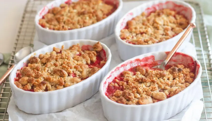 Crumble z rabarbarem: Idealny przepis i sekret chrupiącej kruszonki
