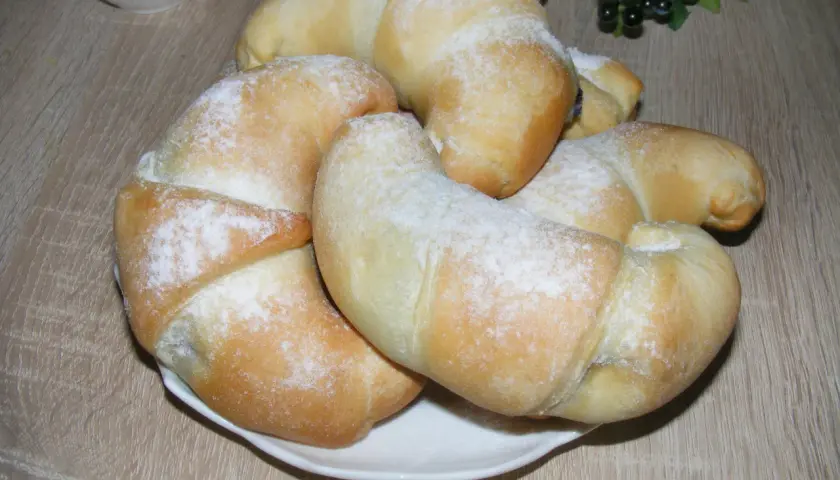 Brzoskwiniowe rogaliki z kremem mascarpone
