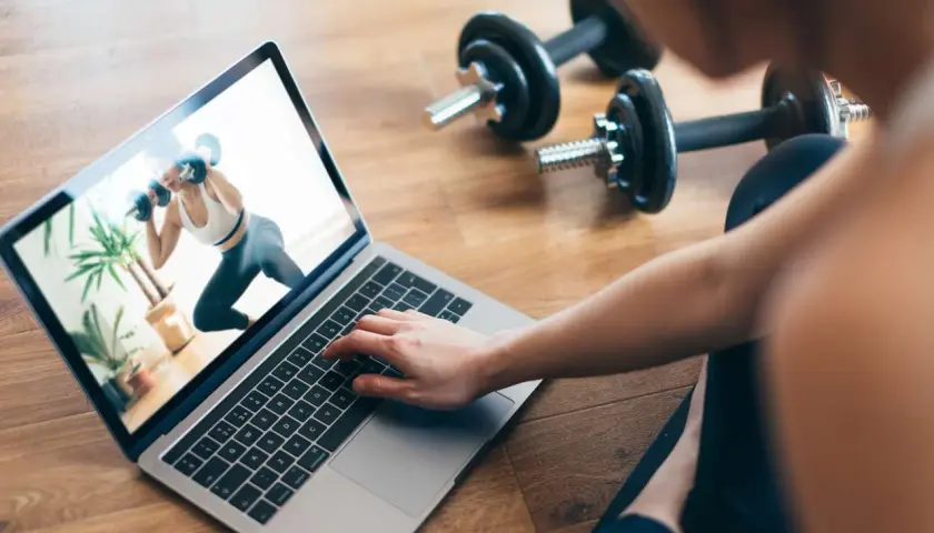 Wirtualne zajęcia fitness: dołącz do społeczności fitness online, aby ćwiczyć na żywo i podejmować wyzwania