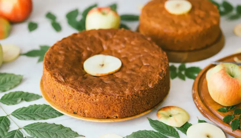 Ciasto bez mąki z jabłkami: 3 fit przepisy i koniec z zakalcem!