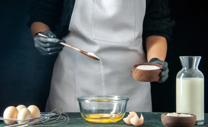 Jak odmierzyć 100g cukru pudru bez wagi? Proste triki!
