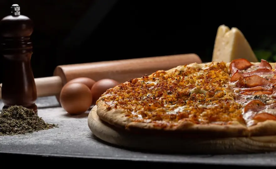 Ile kalorii ma pizza 32 cm? Sprawdź kaloryczność ulubionej pizzy!