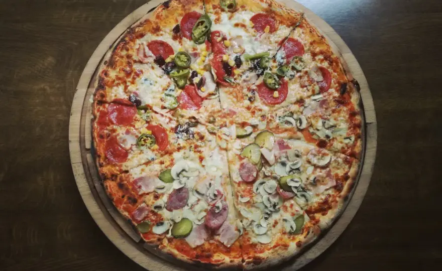 Ile kalorii ma domowa pizza? Odkryj, jak zmniejszyć ich ilość