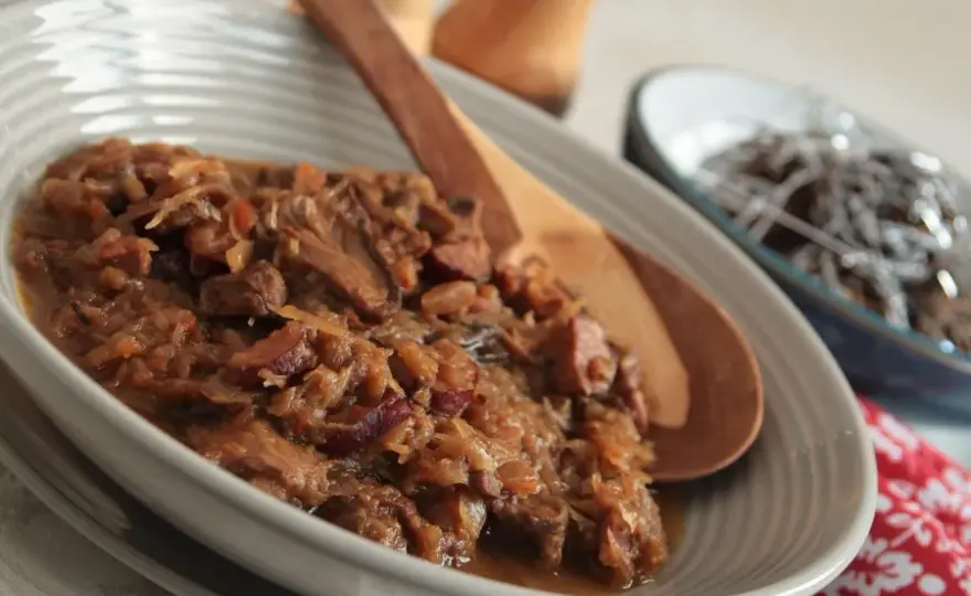 Jak długo gotować bigos? Ile gotujemy bigosa? Nasz przepis na tradycyjny bigos krok po kroku
