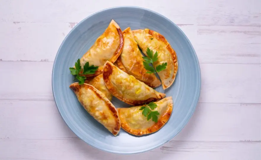 Idealne ciasto na pierogi pieczone bez drożdży: Mój przepis krok po kroku
