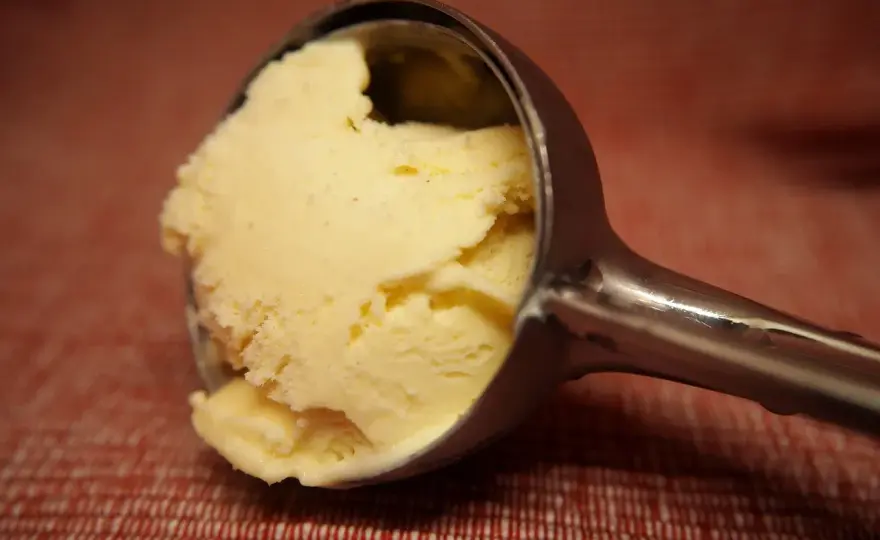 Domowe lody jogurtowe: Kremowe i zdrowe bez maszynki? Przepis!