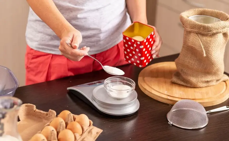 Jak odmierzyć 80g cukru pudru? Przelicznik na szklanki i łyżki
