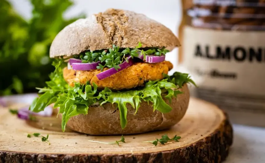 Wege burger – ile kalorii kryje się w tej zdrowej alternatywie?