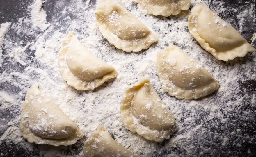 Jaki typ mąki na pierogi zapewni idealną konsystencję ciasta?