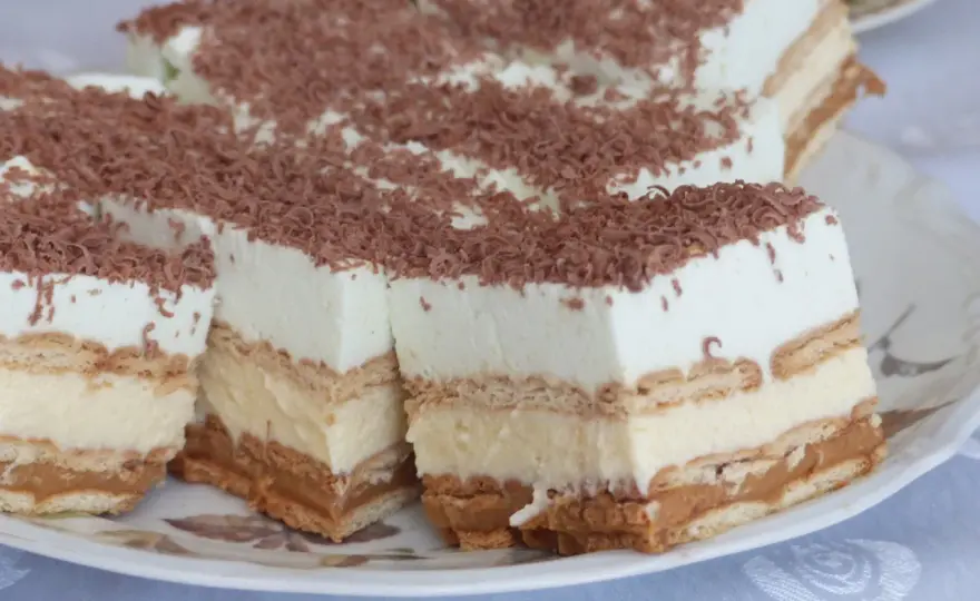 Ciasto bez pieczenia z herbatnikami - przepis na pyszny deser