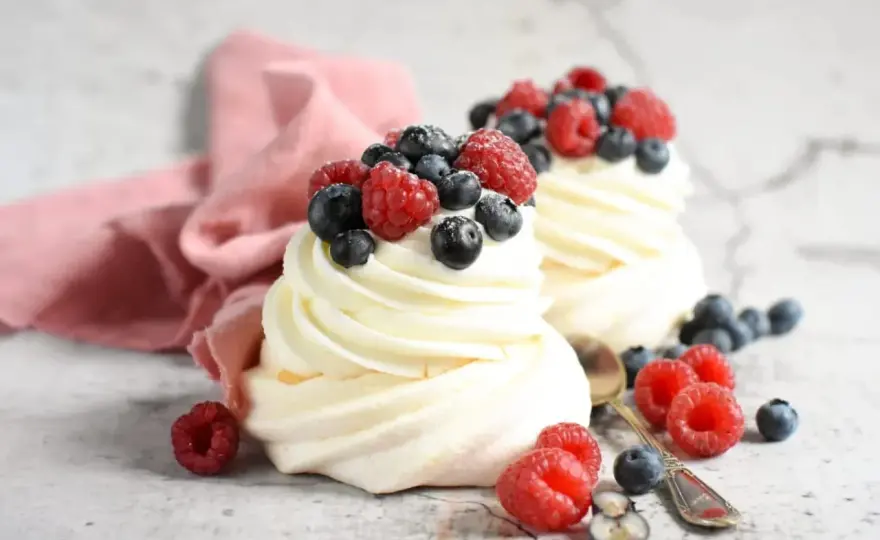 Ile kalorii ma beza Pavlova? Zaskakujące różnice w kaloryczności