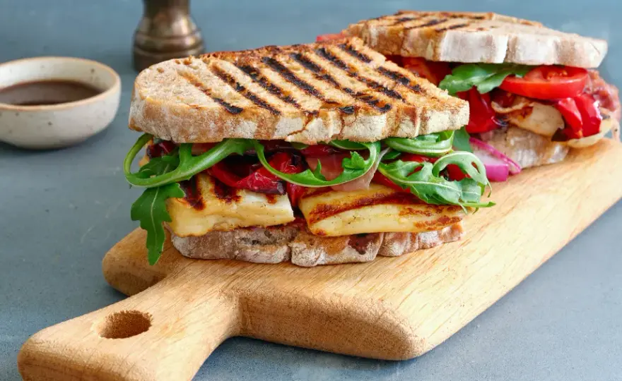 Kanapka halloumi: Szybki i pyszny przepis na zdrową i smakowitą przekąskę