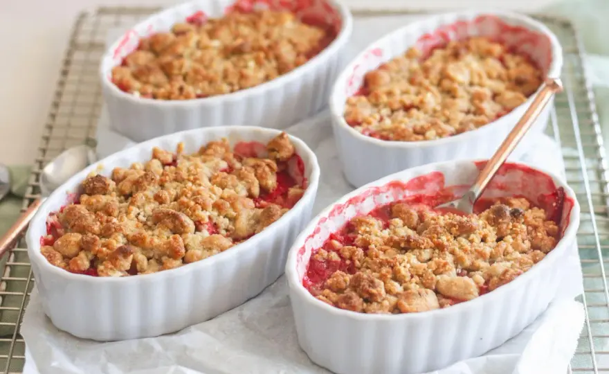 Crumble z rabarbarem: Idealny przepis i sekret chrupiącej kruszonki
