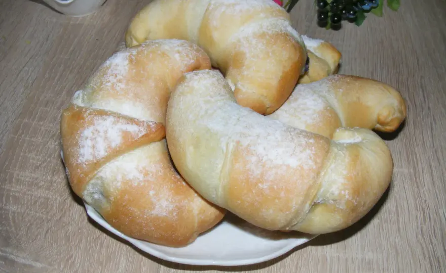 Brzoskwiniowe rogaliki z kremem mascarpone