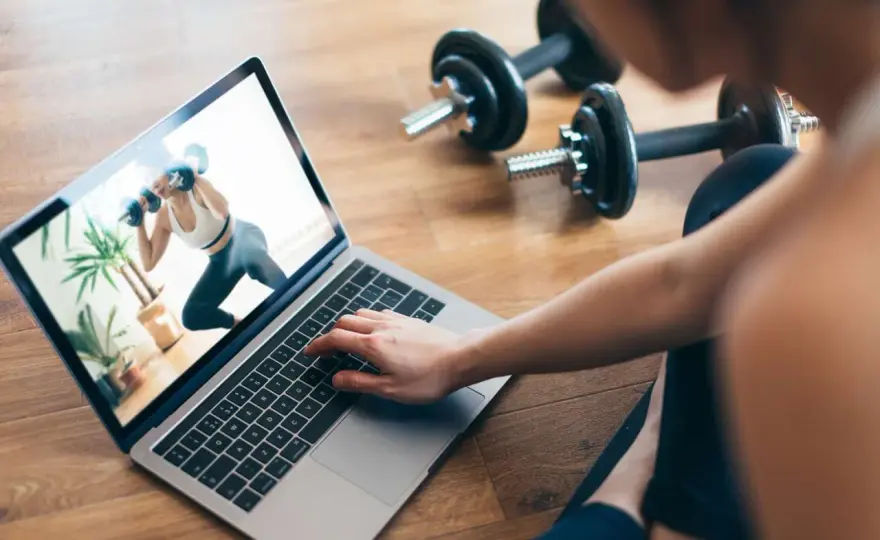 Wirtualne zajęcia fitness: dołącz do społeczności fitness online, aby ćwiczyć na żywo i podejmować wyzwania